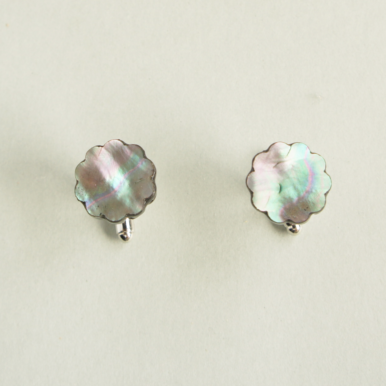 螺鈿カフスボタン 小花 Kaori Sugano Urushi Jewelry Artworks