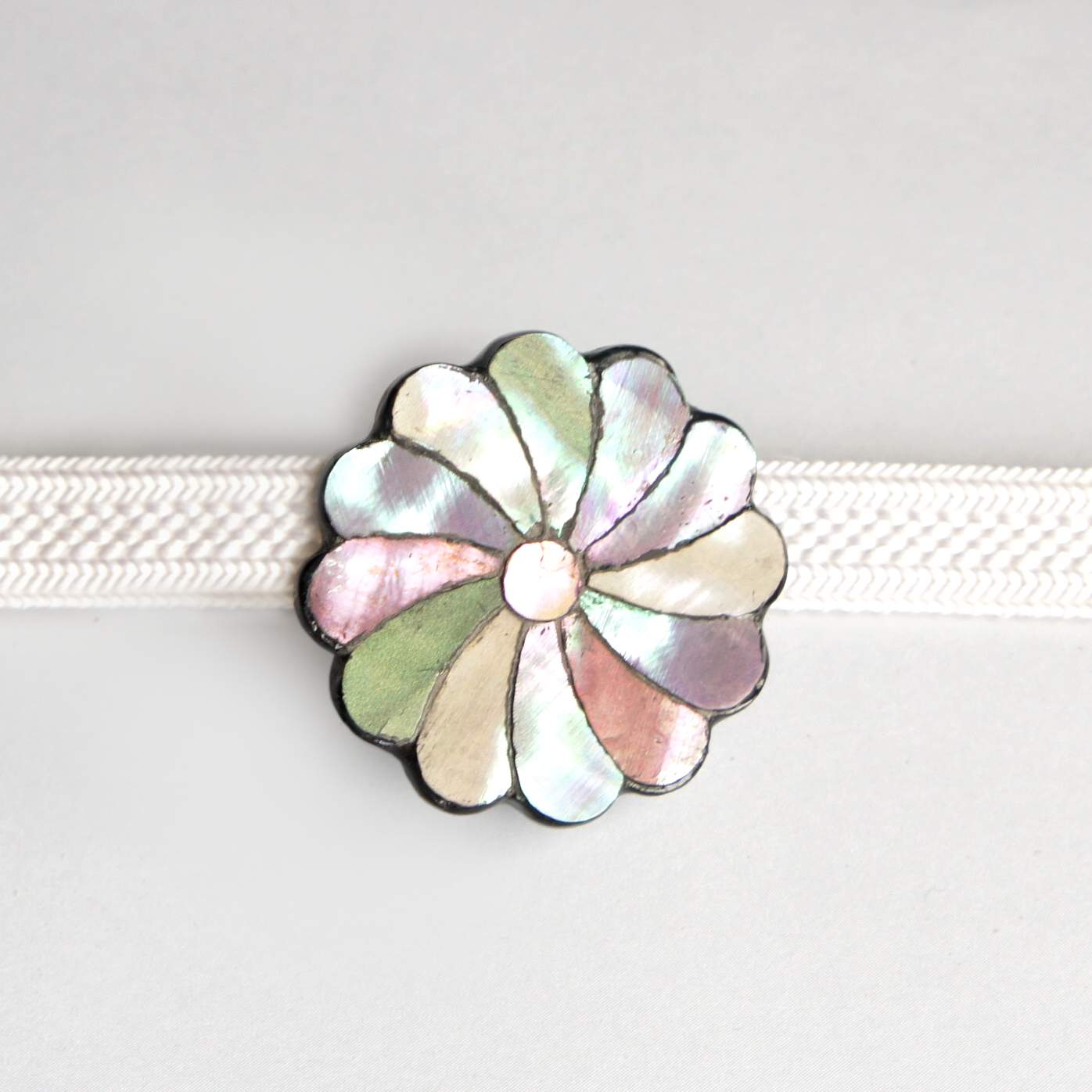 漆】螺鈿帯留め「晩花」 – Kaori Sugano | Urushi Jewelry & Artworks