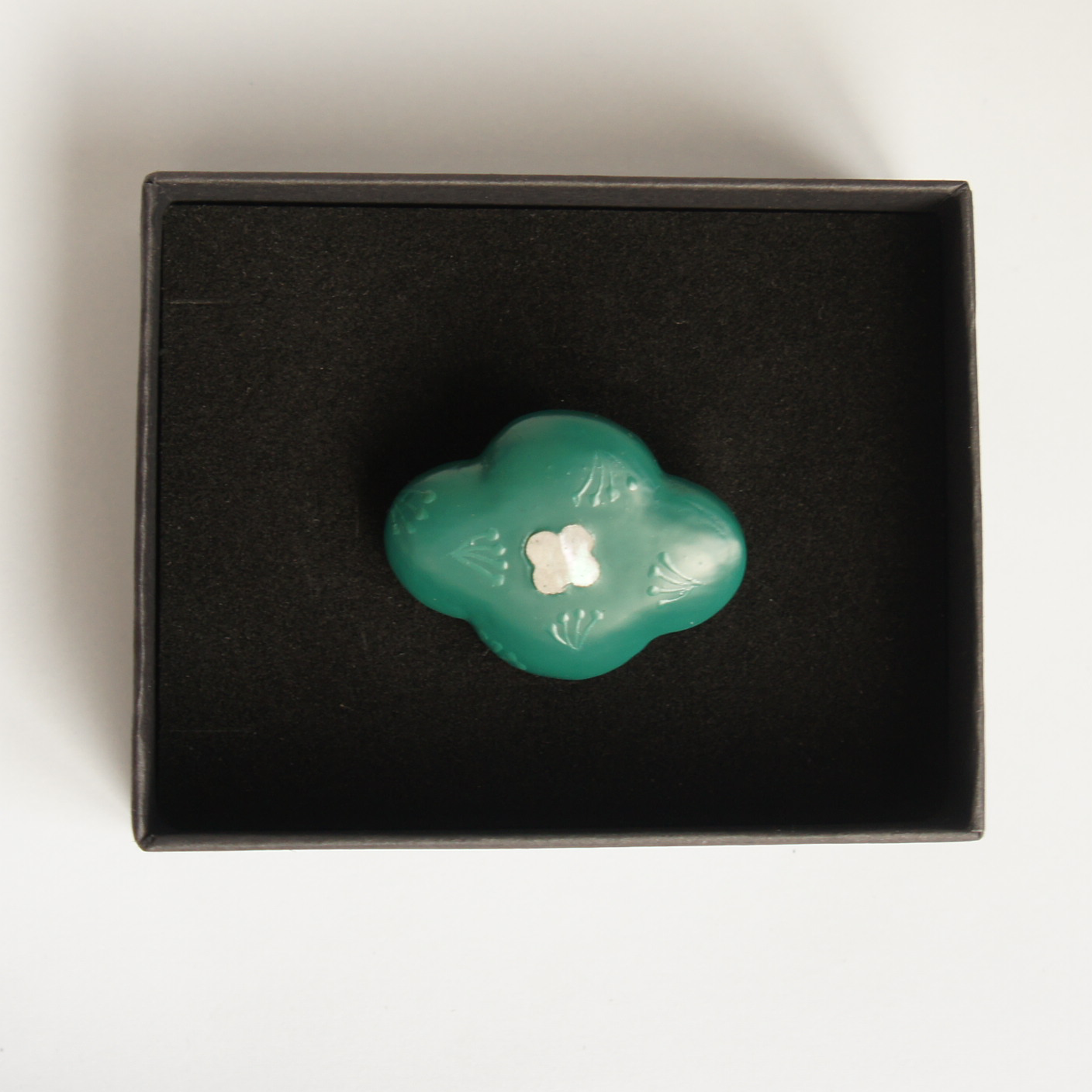 Mother-of-pearl brooch "Swaying" (Green)