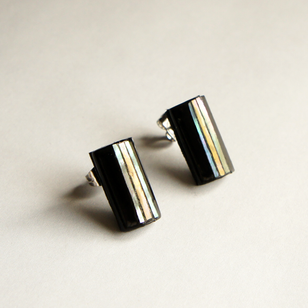 ‘Aligned’ Mother-of-Pearl (Raden) Earrings / Studs by Kaori Sugano. Three mother-of-pearl lines adorn the centre of a tall, black square. Simple and chic lacquer earrings / studs.
