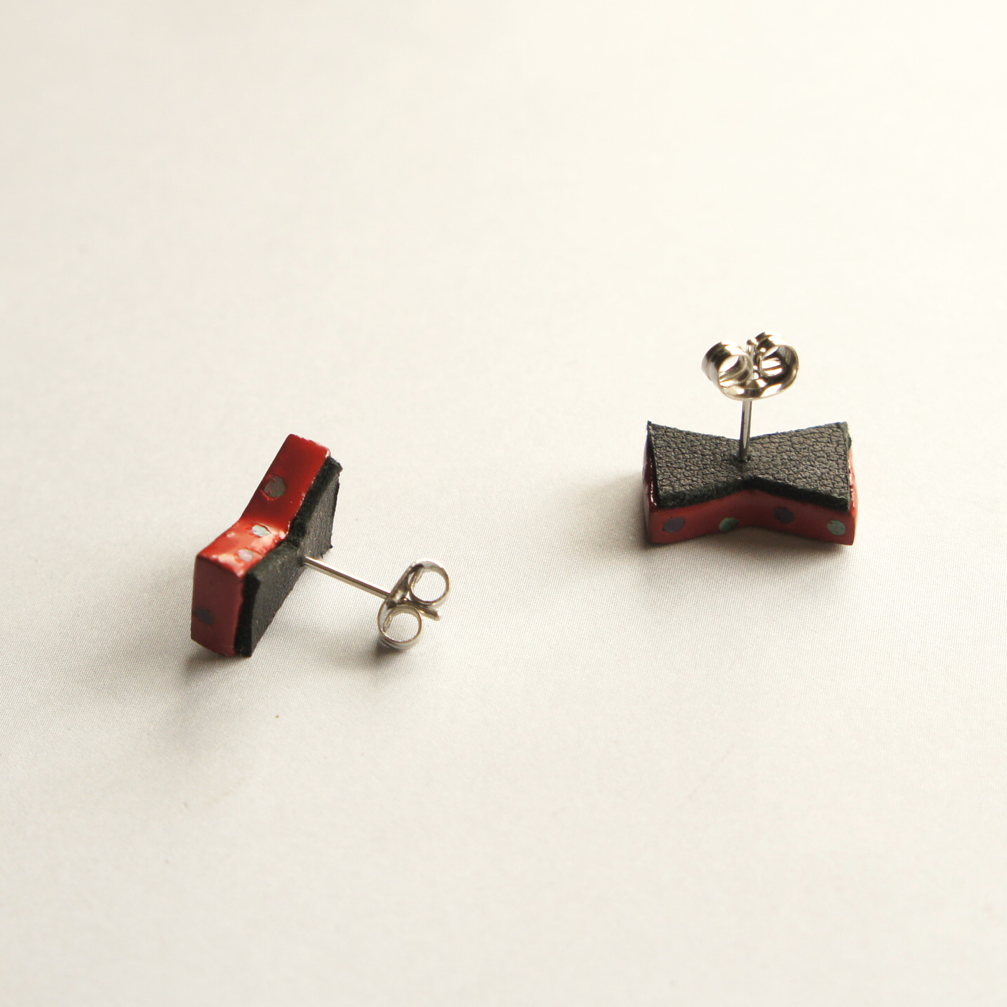 Raden Mother-of-Pearl Earrings "Bygone Days" (Red) - Pierced