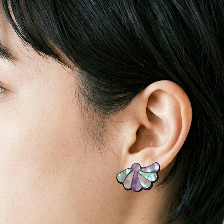 螺鈿耳飾り「晩花、ゆれて」（大）ピアス／イヤリング、菅野かおり作。ねじり菊の半分をデザインにしたピアス。桧を削り出し、花びらアワビの貝を貼った大人可愛いピアス／イヤリングの着用イメージ。