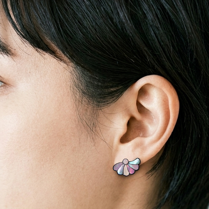 螺鈿耳飾り「晩花、ゆれて」（大）ピアス／イヤリング、菅野かおり作。ねじり菊の半分をデザインにしたピアス。桧を削り出し、花びらアワビの貝を貼った大人可愛いピアス／イヤリングの着用イメージ。