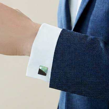 螺鈿カフスボタン「氷片」菅野かおり作。スクエア型に切り出した桧に漆を塗って、右半分に台形のアワビの薄貝を貼った螺鈿細工の漆塗りカフスボタン。着用イメージ。