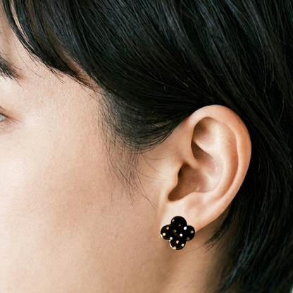 螺鈿耳飾り「花しずく」ピアス／イヤリング、菅野かおり作。桧を花型に削り、黒漆を塗り、ドットの螺鈿を散りばめた大人可愛い漆のピアス／イヤリング。
着用イメージ。