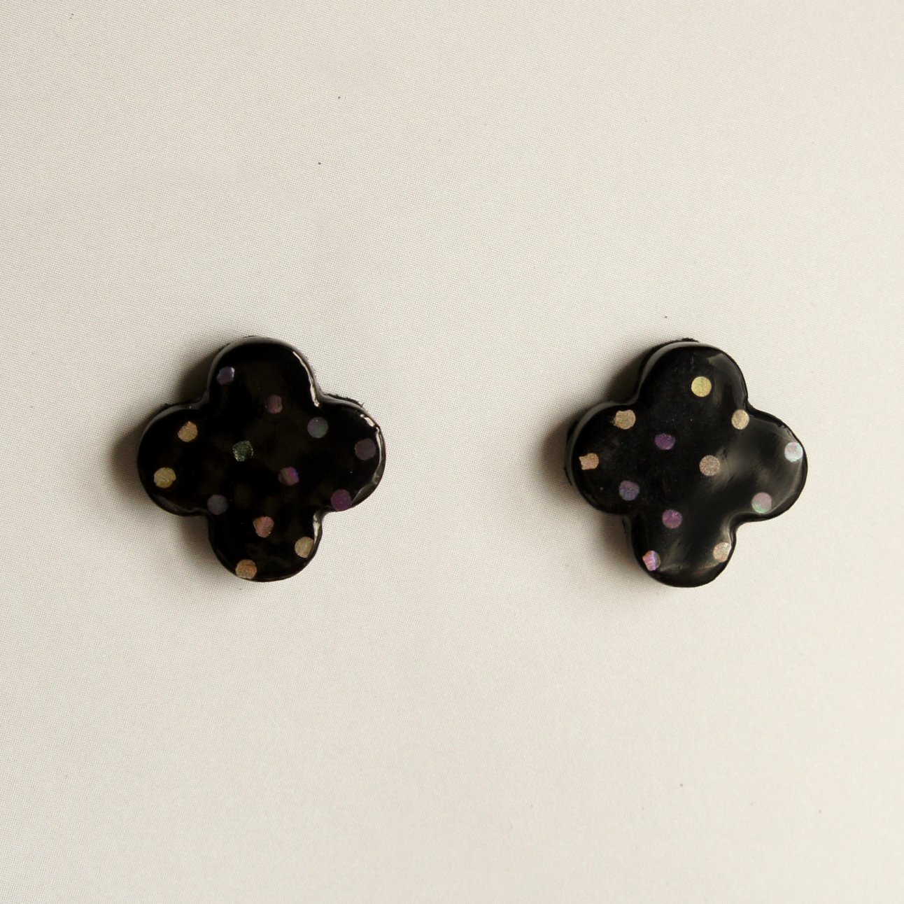 螺鈿耳飾り「花しずく」ピアス／イヤリング、菅野かおり作。桧を花型に削り、黒漆を塗り、ドットの螺鈿を散りばめた大人可愛い漆のピアス／イヤリング。