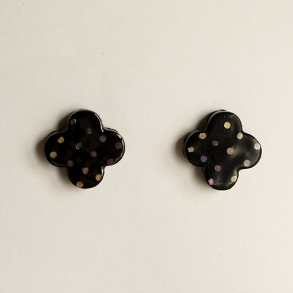 螺鈿耳飾り「花しずく」ピアス／イヤリング、菅野かおり作。桧を花型に削り、黒漆を塗り、ドットの螺鈿を散りばめた大人可愛い漆のピアス／イヤリング。