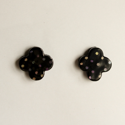 螺鈿耳飾り「花しずく」ピアス／イヤリング、菅野かおり作。桧を花型に削り、黒漆を塗り、ドットの螺鈿を散りばめた大人可愛い漆のピアス／イヤリング。