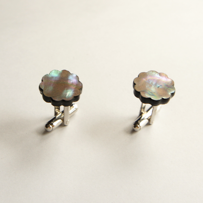 螺鈿カフスボタン「小花」菅野かおり作。桧を花型に切り出し、表面にアワビ貝を貼った螺鈿細工の漆塗りピアスカフスボタン。