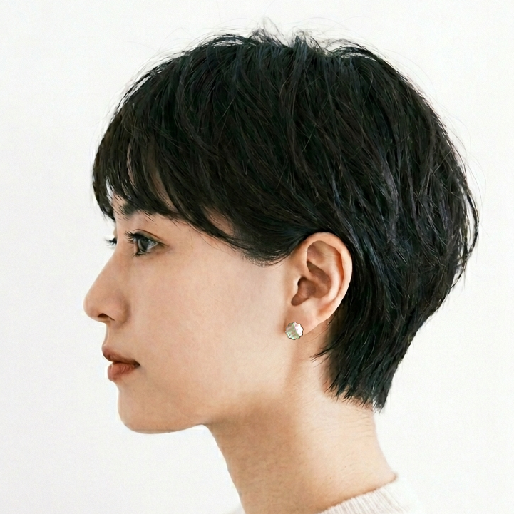 螺鈿耳飾り「小花」ピアス、菅野かおり作。桧を花型に切り出し、表面にアワビ貝を貼った螺鈿細工の漆塗りピアス。着用イメージ。