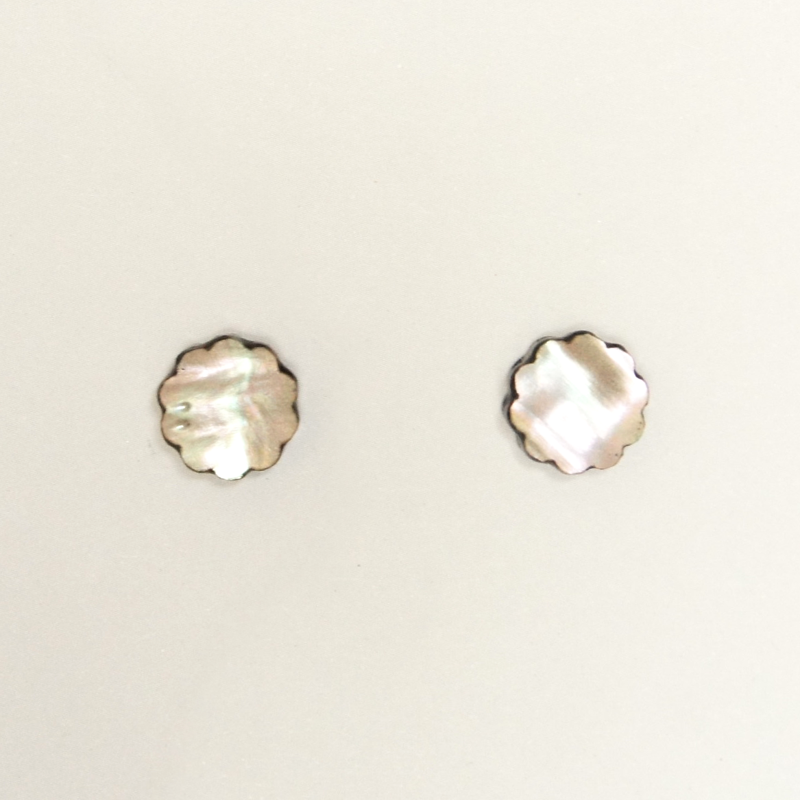 螺鈿耳飾り「小花」ピアス、菅野かおり作。桧を花型に切り出し、表面にアワビ貝を貼った螺鈿細工の漆塗りピアス。