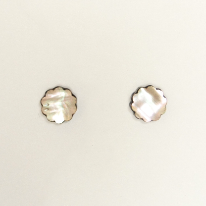 螺鈿耳飾り「小花」ピアス、菅野かおり作。桧を花型に切り出し、表面にアワビ貝を貼った螺鈿細工の漆塗りピアス。