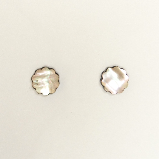 螺鈿耳飾り「小花」ピアス、菅野かおり作。桧を花型に切り出し、表面にアワビ貝を貼った螺鈿細工の漆塗りピアス。