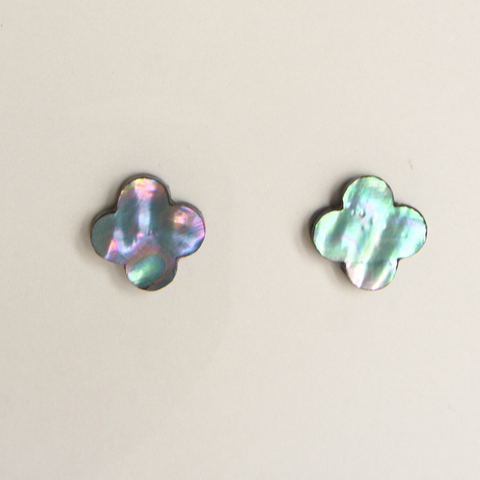 螺鈿耳飾り「薄花」ピアス／イヤリング
菅野かおり作。桧（ひのき）から削り出した花型のフォルムに、貝を貼り、漆芸の伝統技法を施し丁寧に仕上げました。アワビ貝の裏面に青色の顔料を蒔くことで、貝に青みがかった色彩を宿しています。
