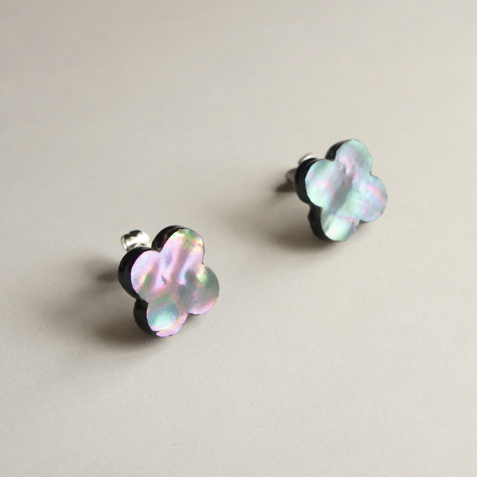 螺鈿耳飾り「薄花」ピアス／イヤリング
菅野かおり作。桧（ひのき）から削り出した花型のフォルムに、貝を貼り、漆芸の伝統技法を施し丁寧に仕上げました。アワビ貝の裏面に青色の顔料を蒔くことで、貝に青みがかった色彩を宿しています。