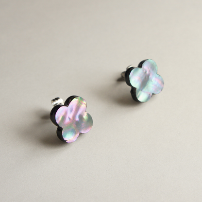 螺鈿耳飾り「薄花」ピアス／イヤリング
菅野かおり作。桧（ひのき）から削り出した花型のフォルムに、貝を貼り、漆芸の伝統技法を施し丁寧に仕上げました。アワビ貝の裏面に青色の顔料を蒔くことで、貝に青みがかった色彩を宿しています。