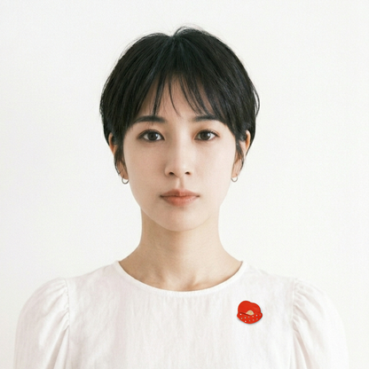 菅野かおり作、螺鈿ブローチつ「椿」。ミニマルな曲線にドットをあしらい、ポップに仕立てました。
桧（ひのき）を削り出し、椿のフォルムを立体的に彫り上げました。塗り重ねた赤漆には深みを持たせ、おしべとドット文様には螺鈿をあしらっています。漆芸の伝統技法を一つひとつ丁寧に施しました。着用イメージ。