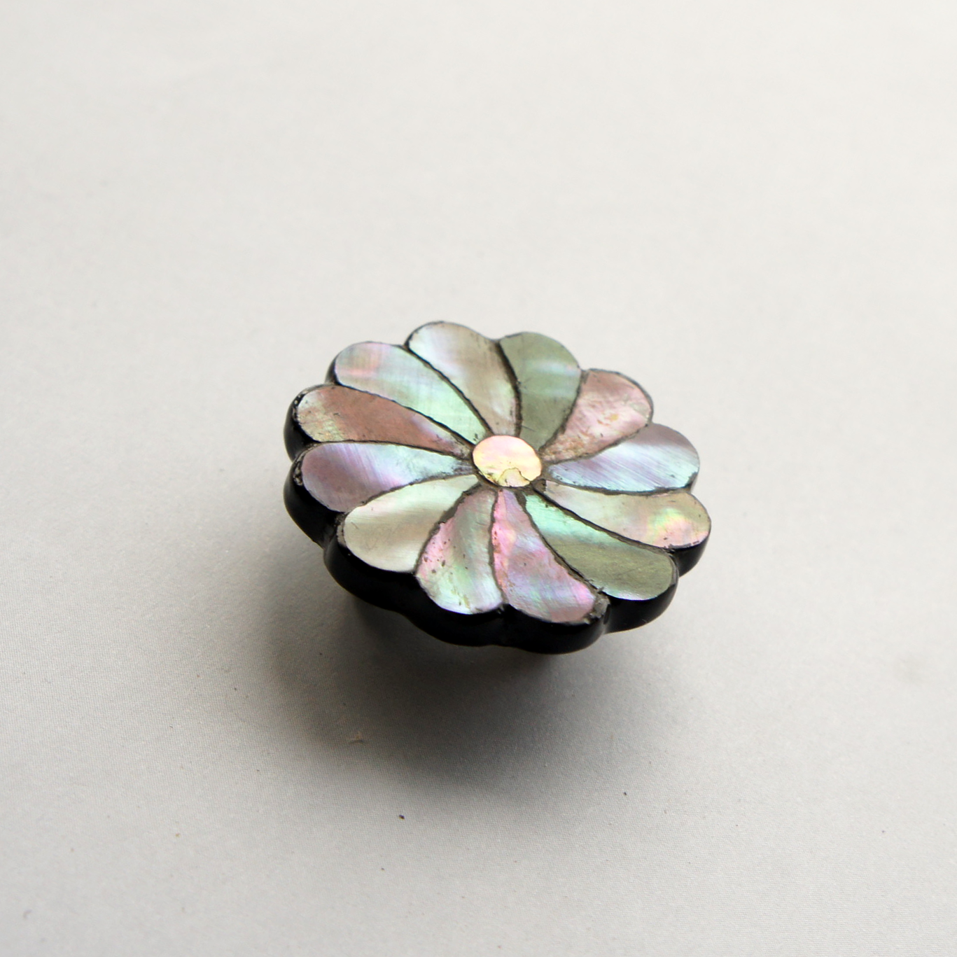 Mother-of-pearl Inlaid Obi Clip "Bankka"
