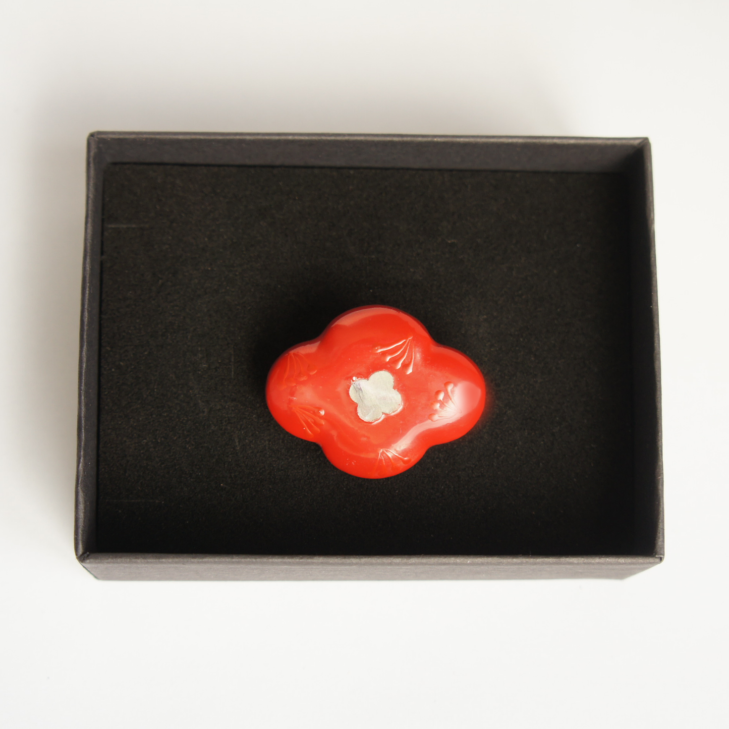 Mother-of-Pearl Brooch "Swaying" (Red)
