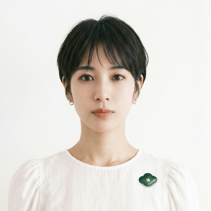 螺鈿ブローチ「たゆたう」(緑）菅野かおり作。着用イメージ。