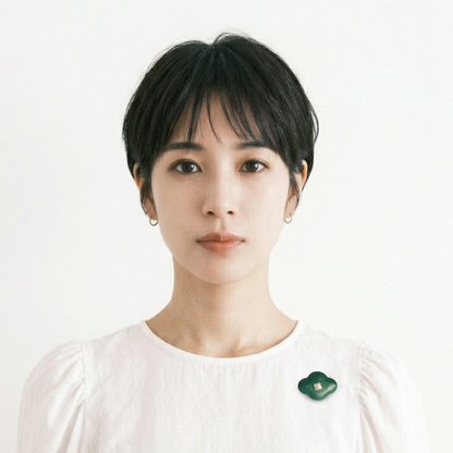 螺鈿ブローチ「たゆたう」(緑）菅野かおり作。着用イメージ。