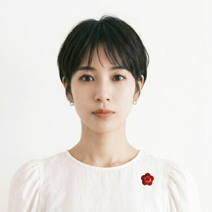 螺鈿ブローチ「うららか」菅野かおり作。漆特有の艶やかな「赤」。胸元に小さな花が咲いたような華やぎを添えてくれます。着用イメージ。