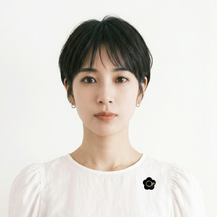 螺鈿ブローチ「うららか」（黒）菅野かおり作。漆の黒の艶が全体を上品に引き締めながらも、螺鈿の光が胸元に柔らかな表情を浮かび上がらせます。着用イメージ。