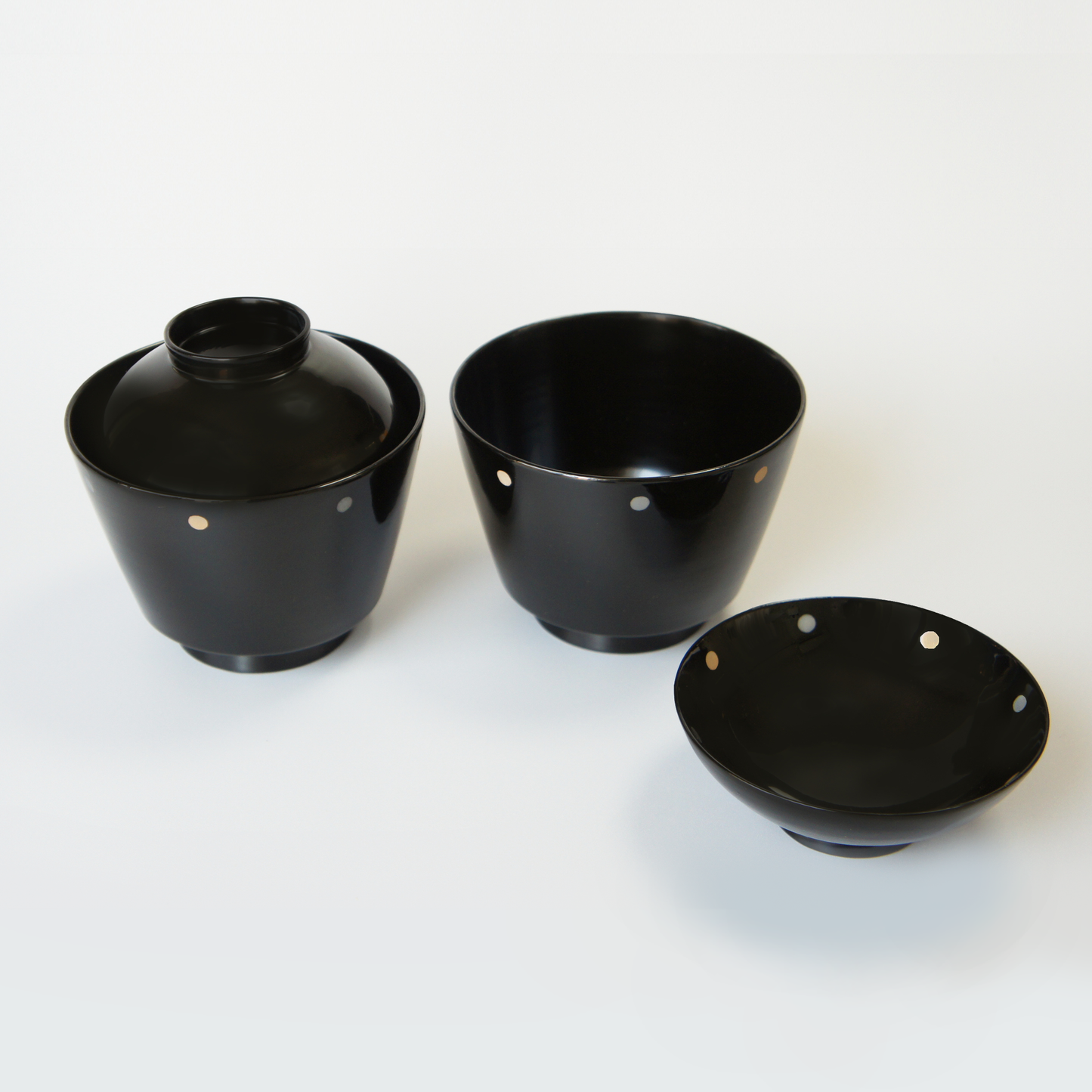 Pair of Bowls with Sun and Moon Maki-e and Lids