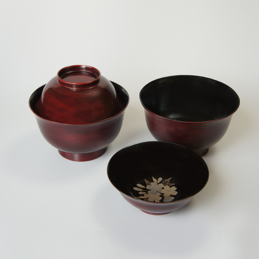 櫻花蒔絵溜塗椀 蓋付、菅野かおり作。外側は溜塗り（ためぬり）、内側は黒色漆で、蓋の内側には金紛と銀紛で桜の蒔絵が施されています。
