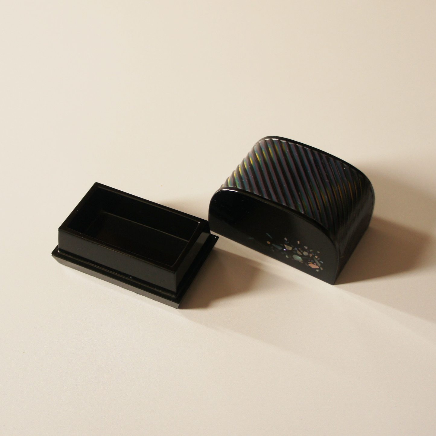 Incense Container in Carved Urushi "Sea Murmur"