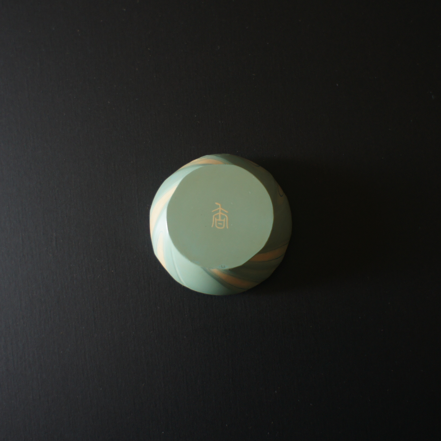 Drop-shaped Incense Container and Tray in Carved Urushi